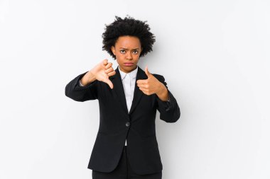 Orta yaşlı Afro-Amerikan iş kadını beyaz bir geçmişe karşı izole edilmiş, baş parmağını kaldırmış, zor seçim konsepti