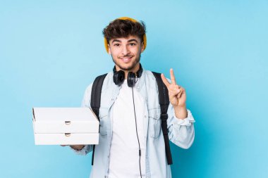 İki numarayı parmaklarıyla gösteren pizzaları tutan genç bir Arap öğrenci..