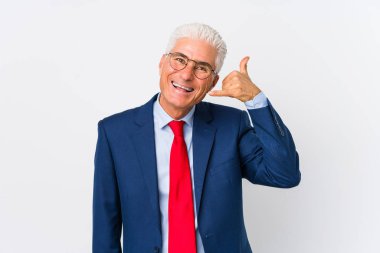 Orta yaşlı beyaz iş adamı izole edilmiş, parmaklarıyla bir cep telefonu hareketi gösteriyor..