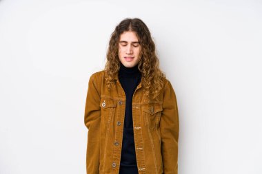 Uzun saçlı adam yalnız gülüyor ve gözlerini kapatıyor, rahatlamış ve mutlu hissediyor..