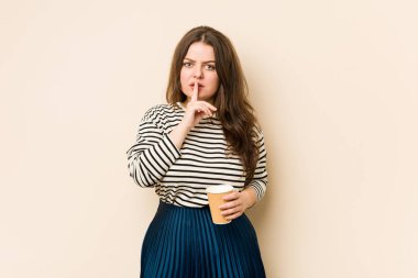 Kahve tutan, sır saklayan ya da sessizlik isteyen kıvrımlı bir kadın..