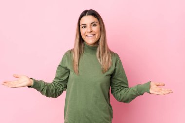 Kafkasyalı genç bir kadın izole edilmiş, hoş bir ifade sergiliyor..