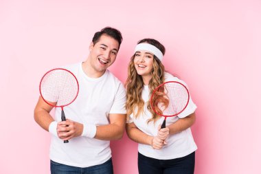 Badminton oynayan genç çift yalnız gülüp eğleniyor..