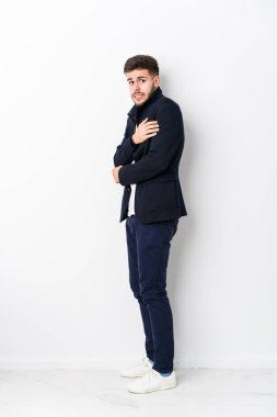 Korkak ve korkmuş genç beyaz bir adam..