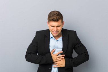 Genç, yakışıklı, beyaz, hasta, karnı ağrıyor, acı verici hastalık konsepti var..