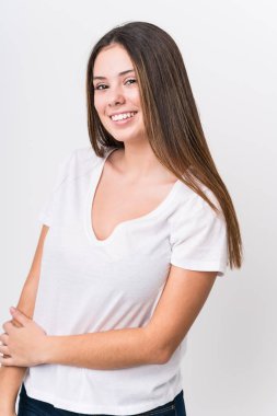 Genç, güzel, beyaz bir kadın yüzü kapalı.