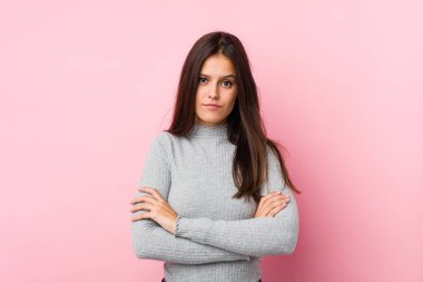 Genç, sevimli, mutsuz kadın iğneleyici bir ifadeyle kameraya bakıyor..