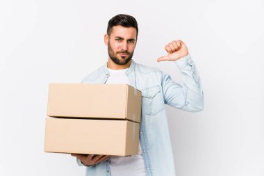 Yeni, izole edilmiş bir eve taşınan genç beyaz adam gururlu ve kendinden emin hissediyor, örnek olarak..