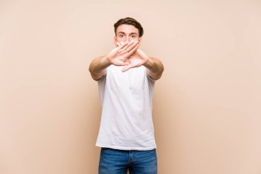 Kafkasyalı genç bir adam yalnız poz veriyor ve inkar hareketi yapıyor.