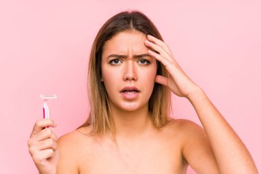 Elinde jilet tutan beyaz bir kadın elinde saç fırçası olan genç beyaz bir kadını izole etti. Şok olmuştu. Önemli bir buluşmayı hatırladı.