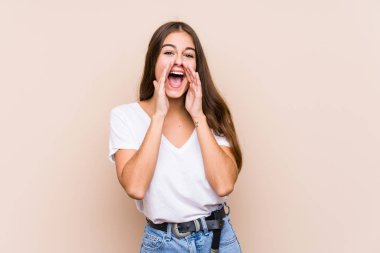 Kafkasyalı genç bir kadın yalnız poz veriyor ve bağırıyor..