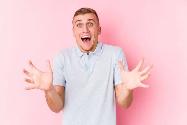 Joven Hombre Caucásico Aislado Celebrando Una Victoria Éxito Sorprende Sorprende — Foto de Stock