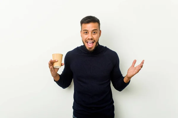 Jonge Gemengde Ras Aziatische Man Met Een Afhaalkoffie Vieren Van — Stockfoto
