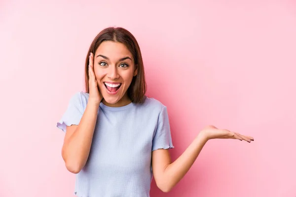 Mujer Caucásica Joven Con Una Ropa Esquí Aislado Sostiene Espacio — Foto de Stock