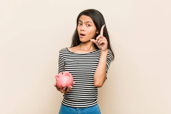Jovem Asiático Mulher Segurando Porquinho Banco Ter Alguns Grande Ideia — Fotografia de Stock