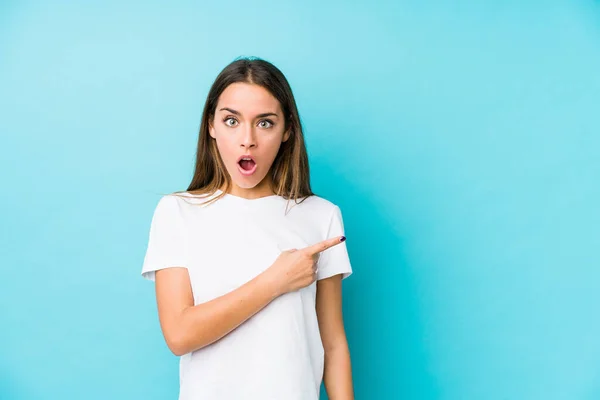 Mujer Joven Caucásica Aislada Apuntando Hacia Lado — Foto de Stock