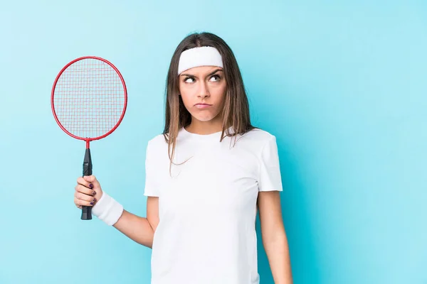 Młoda Kaukaska Kobieta Gra Badmintona Odizolowana Czuje Wątpliwości Niepewność — Zdjęcie stockowe