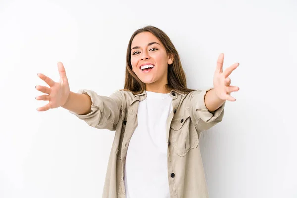 Joven Mujer Caucásica Aislada Siente Segura Dando Abrazo Cámara — Foto de Stock