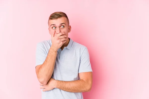 Junge Kaukasische Mann Isoliert Nachdenklich Blick Auf Eine Kopie Raum — Stockfoto