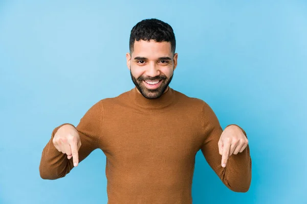 Mladý Latin Muž Modrém Pozadí Izolované Body Dolů Prsty Pozitivní — Stock fotografie