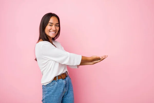 Joven Mujer India Raza Mixta Sosteniendo Espacio Copia Una Palma — Foto de Stock