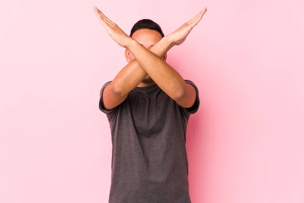 Young Latin Άνθρωπος Ποζάρουν Ένα Ροζ Φόντο Κρατώντας Δύο Χέρια — Φωτογραφία Αρχείου