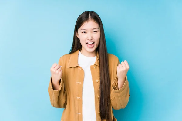 Joven Mujer China Posando Fondo Azul Aislado Animando Despreocupado Emocionado —  Fotos de Stock