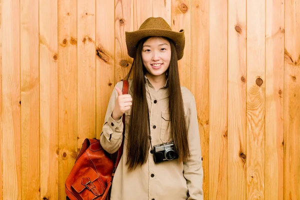 年轻的中国女旅行家微笑着举起大拇指 — 图库照片