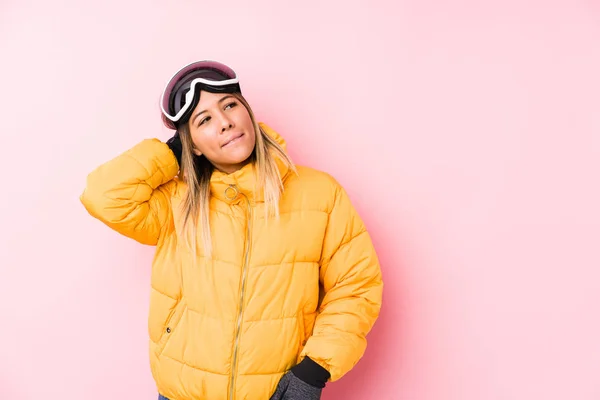 Junge Kaukasische Frau Skikleidung Vor Rosa Hintergrund Berührt Den Hinterkopf — Stockfoto