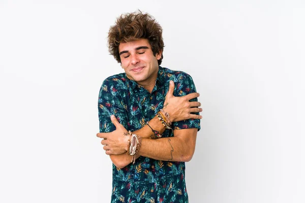 Joven Hombre Caucásico Con Una Camiseta Flores Abrazos Aislados Sonriendo — Foto de Stock