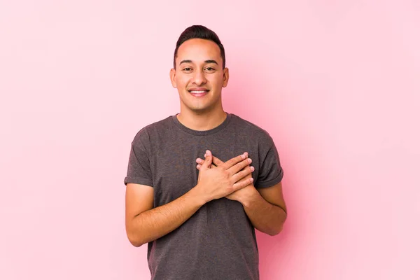 Hombre Latino Yooung Posando Fondo Rosadotiene Expresión Amistosa Presionando Palma —  Fotos de Stock