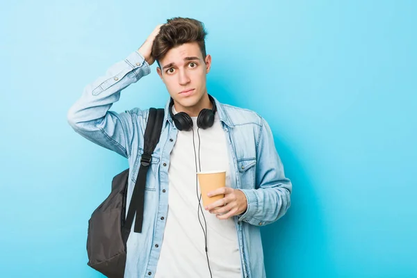 Junge Kaukasische Student Mann Hält Einen Kaffee Zum Mitnehmen Schockiert — Stockfoto