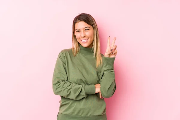 Jonge Blanke Vrouw Poseren Geïsoleerd Tonen Nummer Twee Met Vingers — Stockfoto