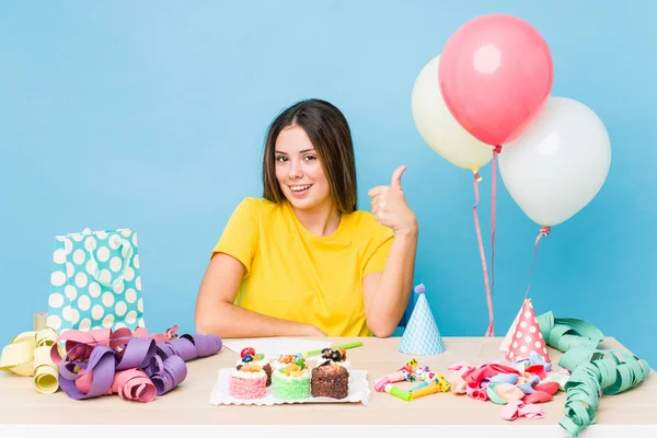 若いですCaucasian女性整理A誕生日笑顔と上げ親指アップ — ストック写真