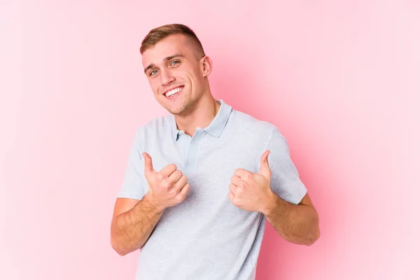 Kafkasyalı Genç Adam Kendini Soyutlamış Iki Parmağını Kaldırıyor Gülümsüyor Kendinden — Stok fotoğraf