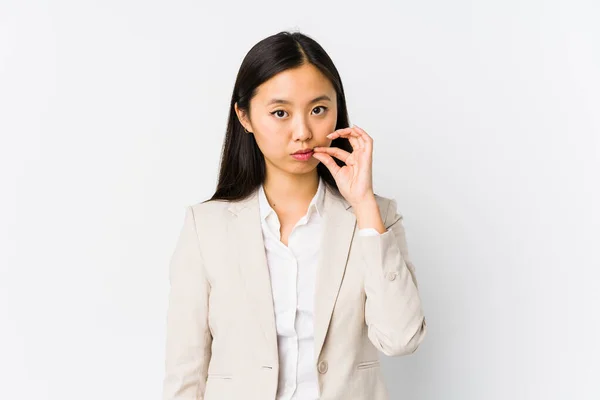 Joven Mujer Negocios China Aislada Con Los Dedos Los Labios — Foto de Stock