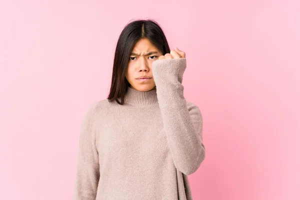 Jovem Chinesa Posando Isolado Mostrando Punho Para Câmera Expressão Facial — Fotografia de Stock