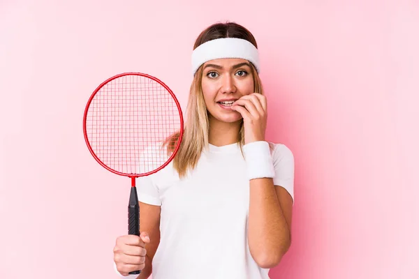 Ung Kvinna Spelar Badminton Isolerad Bita Naglar Nervös Och Mycket — Stockfoto