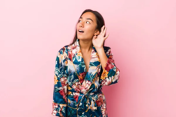 Mujer India Joven Usando Pijama Kimono Tratando Escuchar Chisme — Foto de Stock