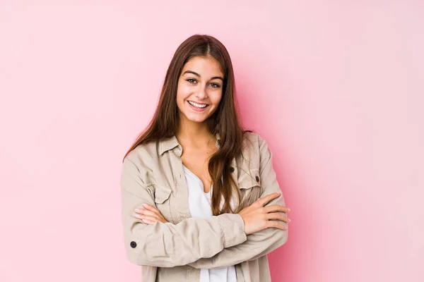 Jonge Blanke Vrouw Poseren Een Roze Achtergrond Die Zich Zelfverzekerd — Stockfoto