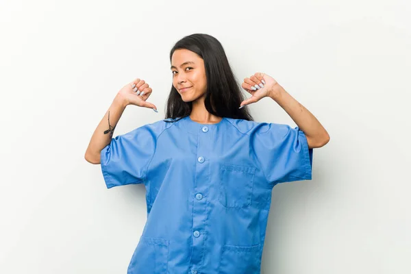 Junge Asiatische Krankenschwester Frau Fühlt Sich Stolz Und Selbstbewusst Beispiel — Stockfoto