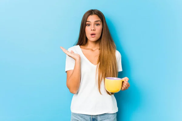 Jovem Caucasiana Segurando Uma Caneca Café Surpreso Chocado — Fotografia de Stock