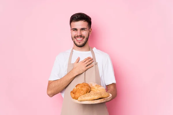 Junger Kaukasischer Bäcker Lacht Laut Aus Und Hält Die Hand — Stockfoto