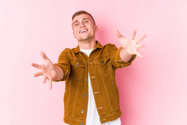 Joven Caucásico Hombre Aislado Siente Seguro Dar Abrazo Cámara — Foto de Stock