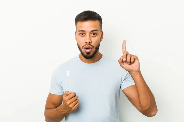 Jovem Sul Asiático Homem Segurando Uma Escova Dentes Com Alguma — Fotografia de Stock