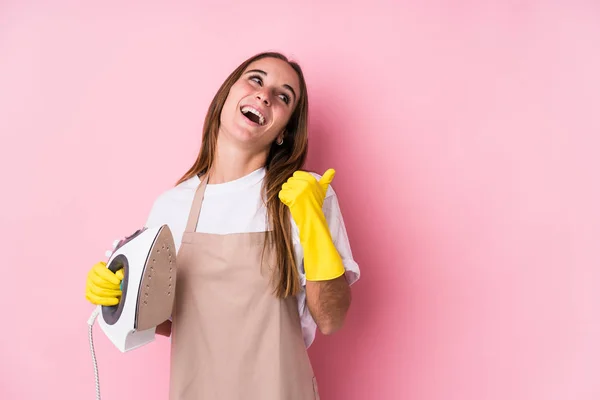 Jonge Blanke Vrouw Met Kleren Ijzer Geïsoleerde Punten Met Duim — Stockfoto