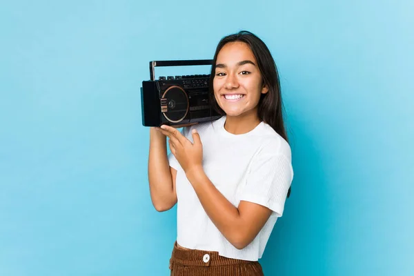 Jovem Indiana Segurando Cassete Vintage Isolado — Fotografia de Stock