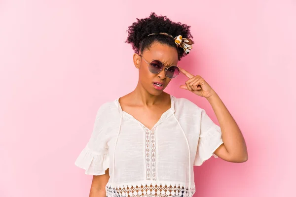 Ung Afrikansk Amerikansk Hipster Kvinna Isolerad Visar Besvikelse Gest Med — Stockfoto