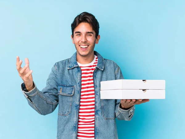 Joven Caucásico Sosteniendo Pizzas Aisladas Recibiendo Una Grata Sorpresa Excitado — Foto de Stock