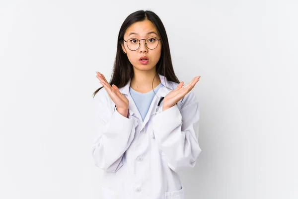 Joven Médico Chino Mujer Aislado Sorprendido Sorprendido —  Fotos de Stock